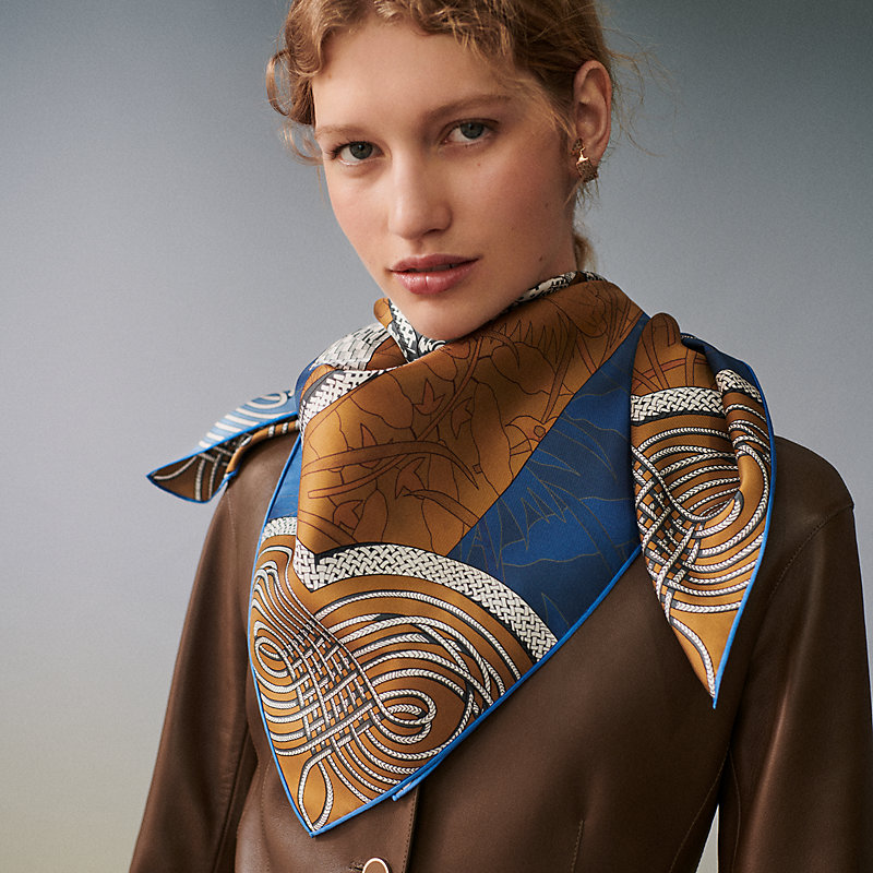 【個性的】HERMES Carre 90 double-face Brandebourgs Fleuris Hermes Brandebourgs Fleuris Double-Face 90cm Silk Scarf - My